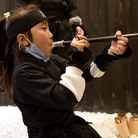 吹き矢の体験光景