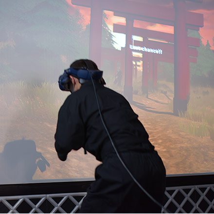 VR忍者ゲームの体験光景